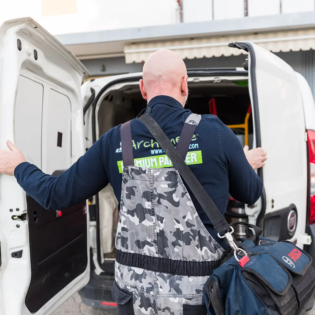 Archimede-Partnertechniker bereitet sich auf einen Reparatureinsatz vor