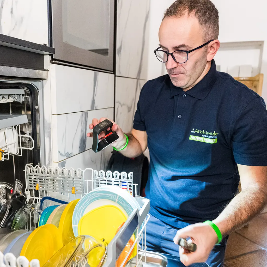 Techniker bei der Fehlerdiagnose von Haushaltsgeräten in Berlin