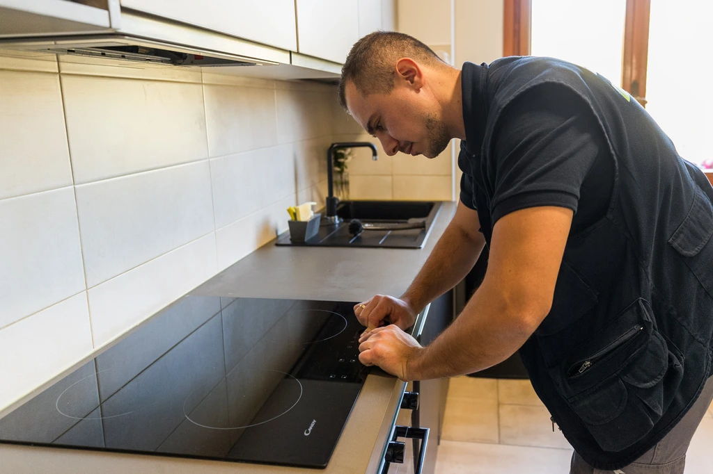 Induktionskochfeld geht an und aus — Ursachen und Lösungen