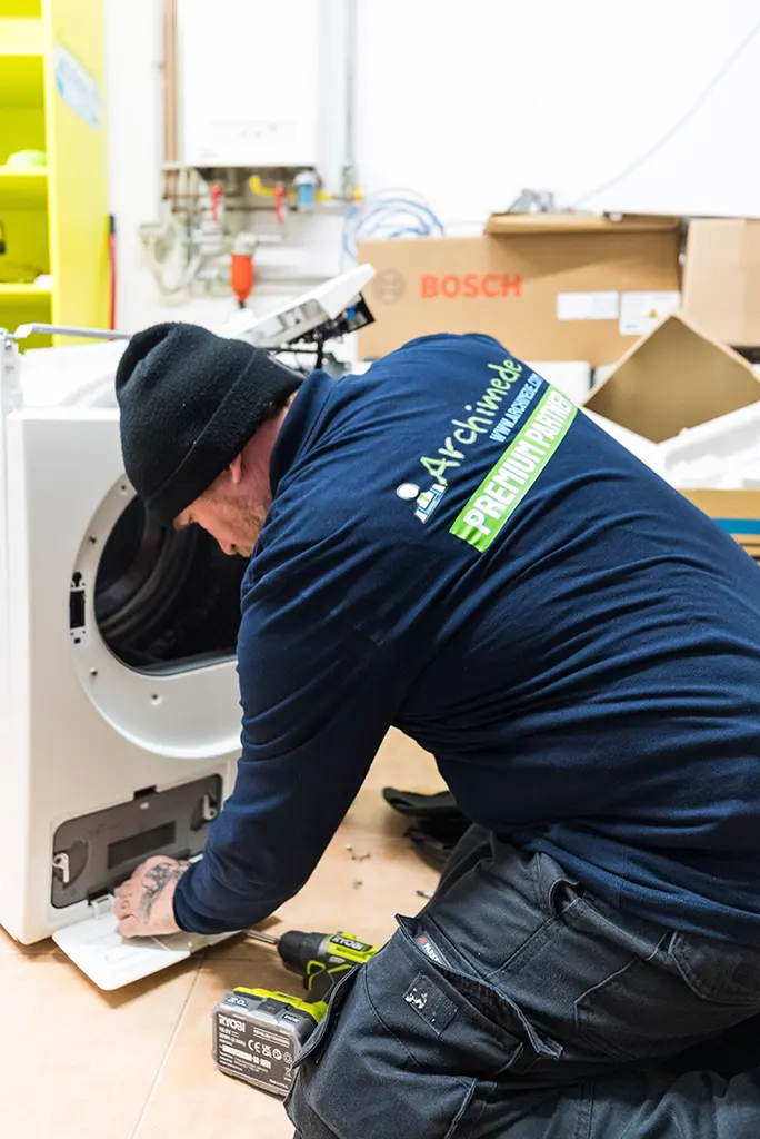 Archimede Techniker beim Waschtrockner-Service – Hausgeräte-Reparatur Berlin
