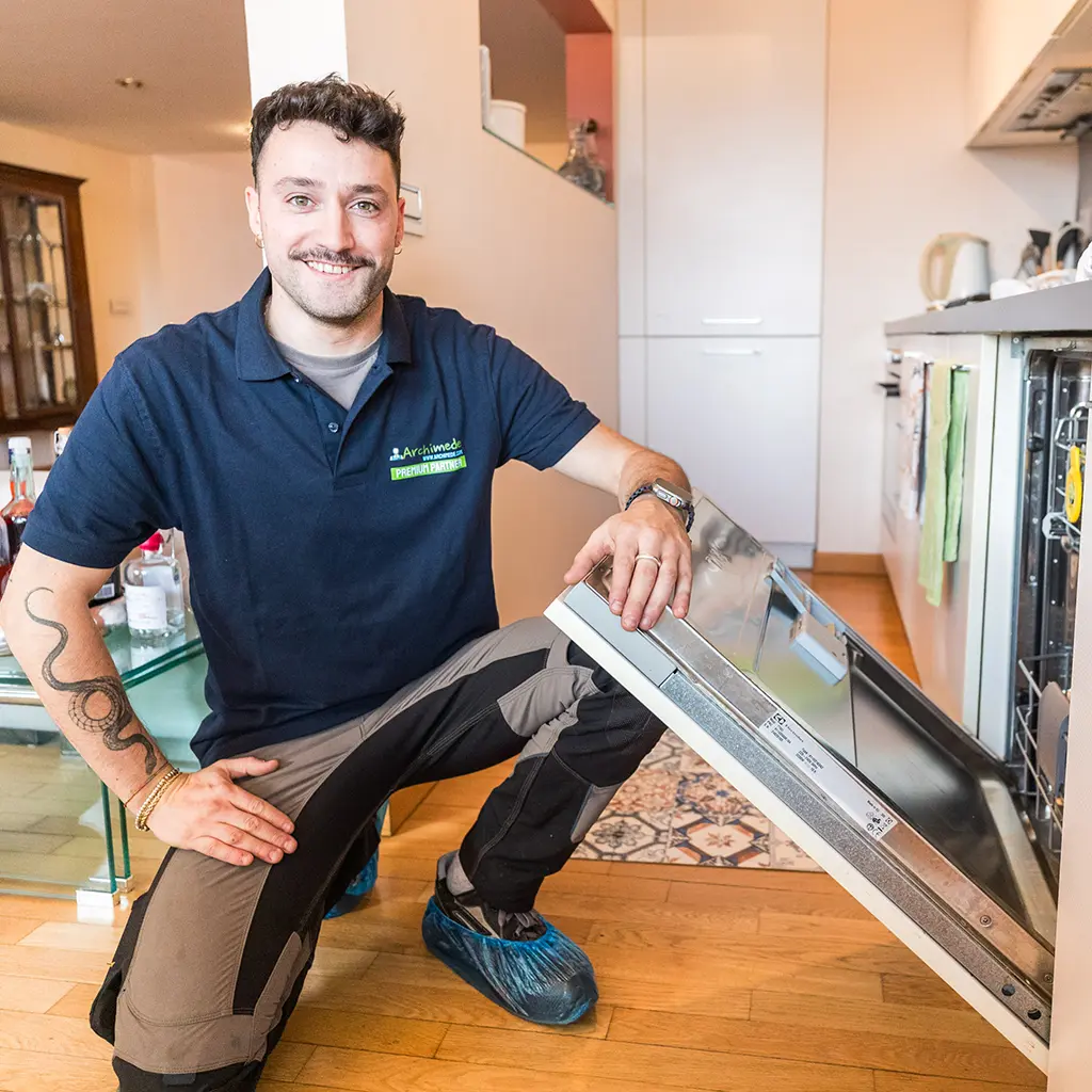 Zertifizierter Techniker bei einer Hausgeräte-Reparatur