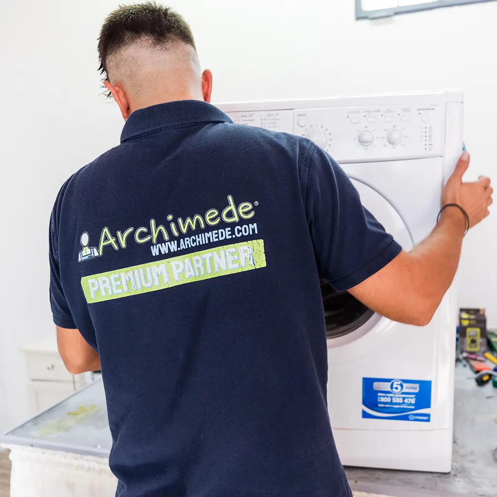 Techniker bei der Reparatur eines Ignis-Geräts in München