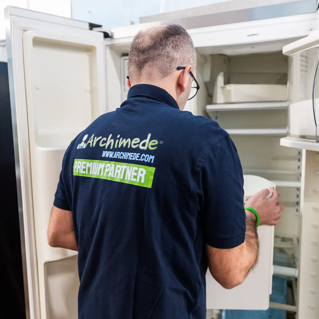 Kühlschrank wird in München geprüft