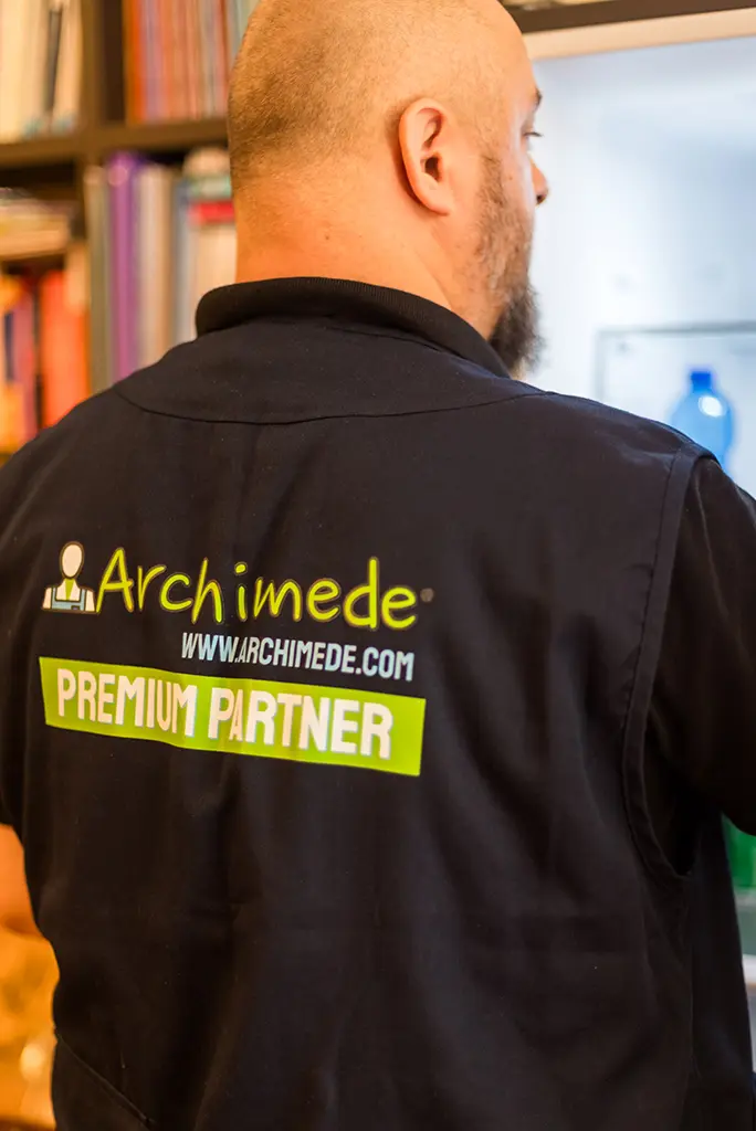 Archimede Techniker repariert ein Blomberg Kühlgerät in Nürnberg