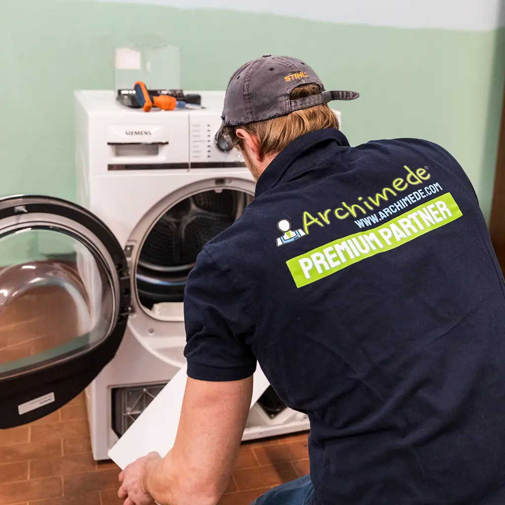 Archimede-Partnertechniker bei einer Hausgeräte-Reparatur