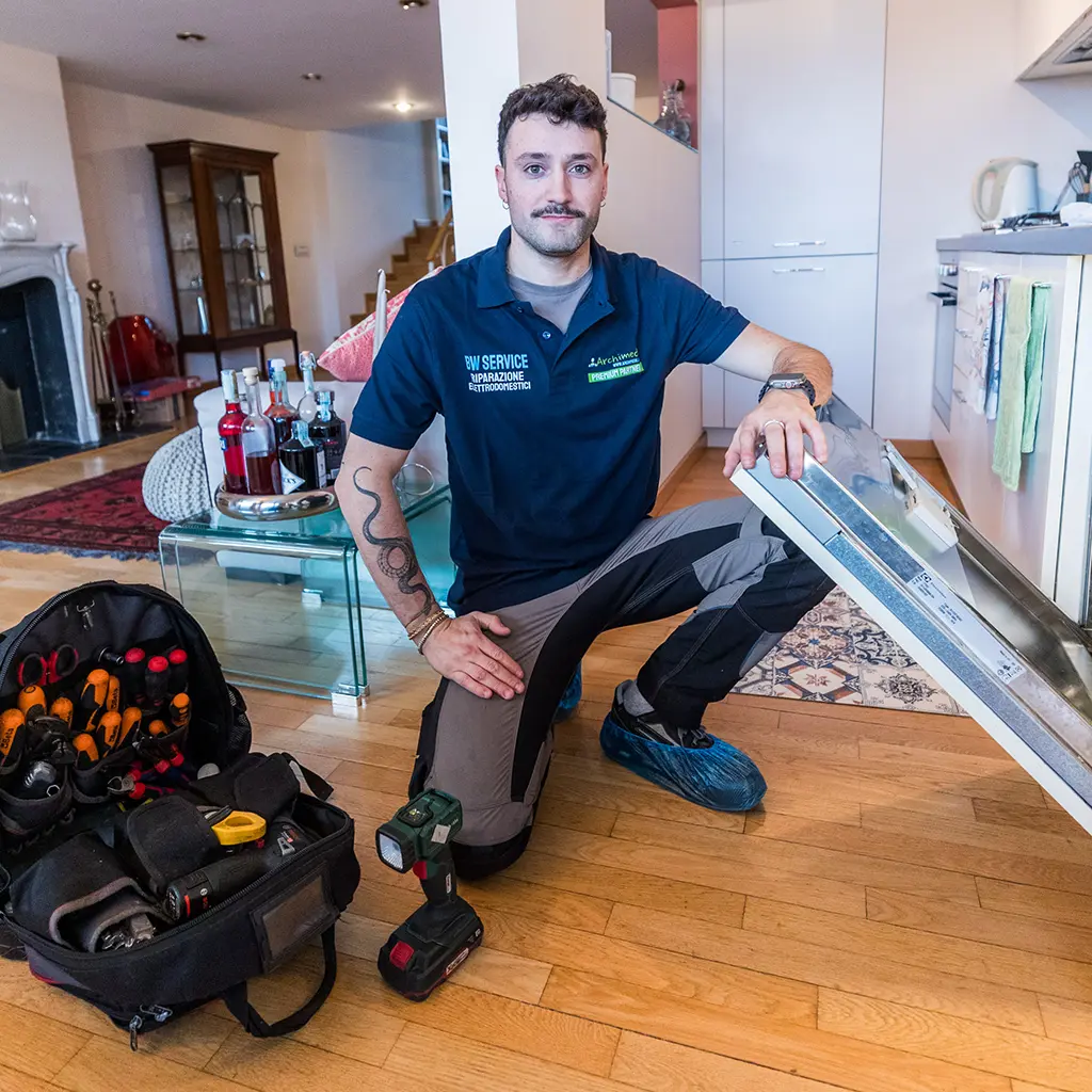 Tecnico certificato durante un intervento di riparazione elettrodomestici