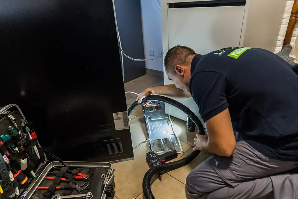 Aspirazione polvere dalle serpentine posteriori del frigorifero con bocchetta stretta