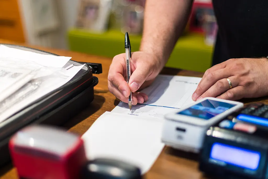 Tecnico Archimede esegue la diagnosi di un elettrodomestico