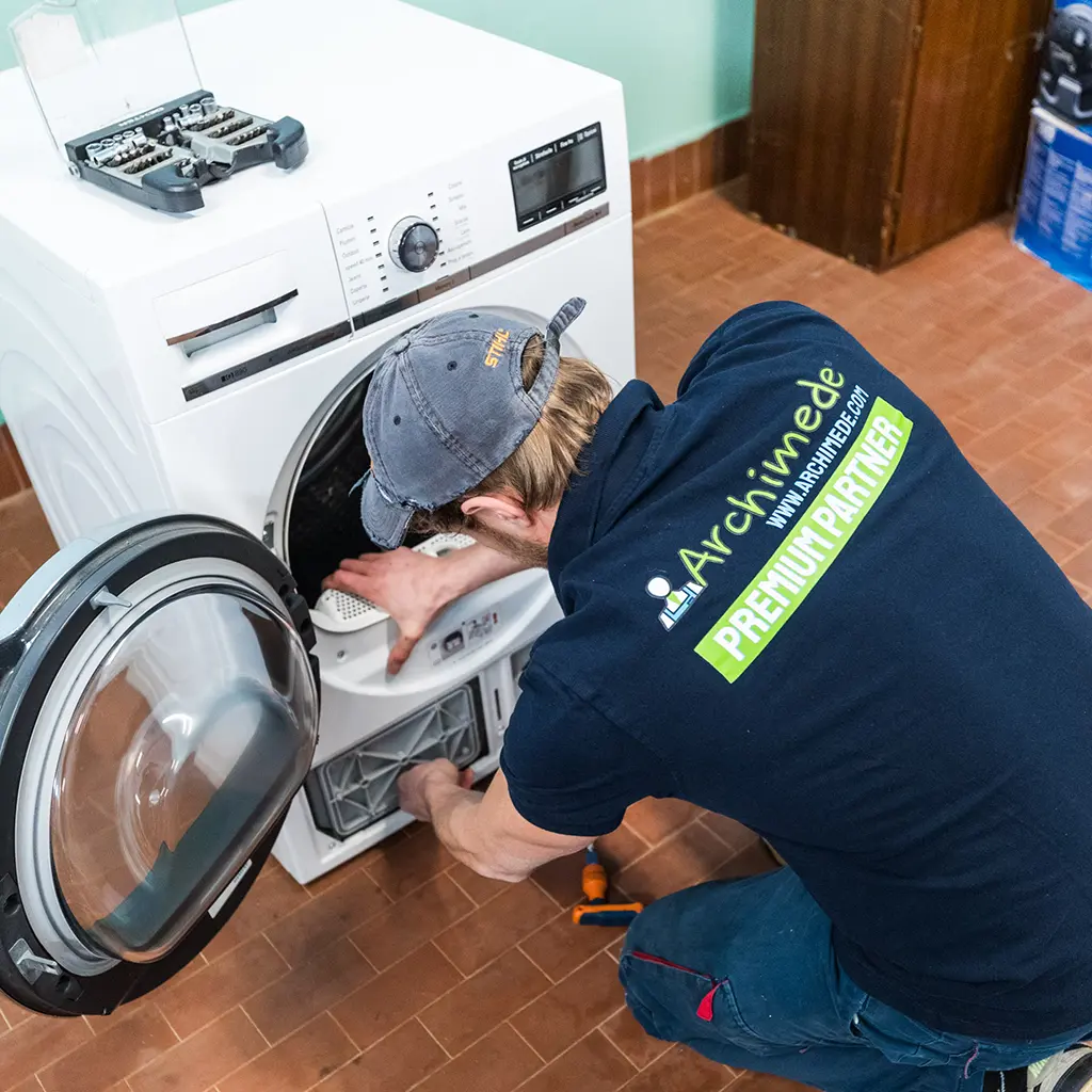 Tecnico ARCHIMEDE ripara un climatizzatore Mitsubishi a Brescia