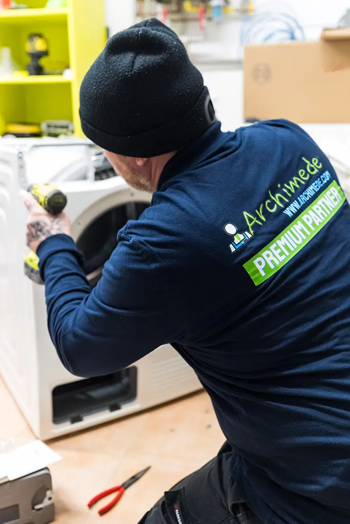 Tecnico ARCHIMEDE ripara un elettrodomestico Hotpoint-Ariston a Brescia