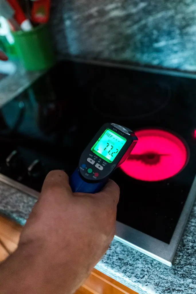 Tecnico ARCHIMEDE ripara un elettrodomestico AEG a Brescia
