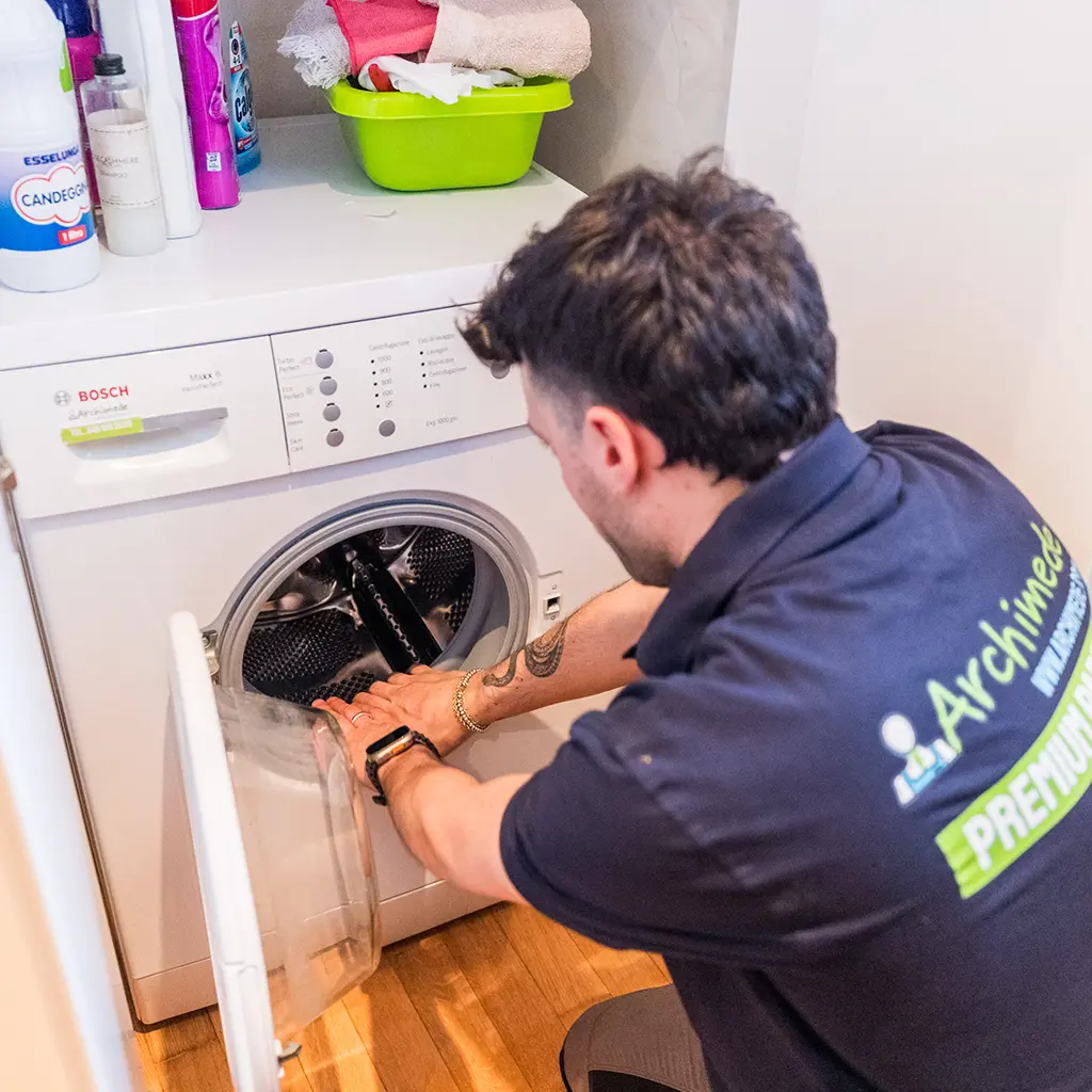 Tecnico ARCHIMEDE ripara un elettrodomestico Bosch a Brescia