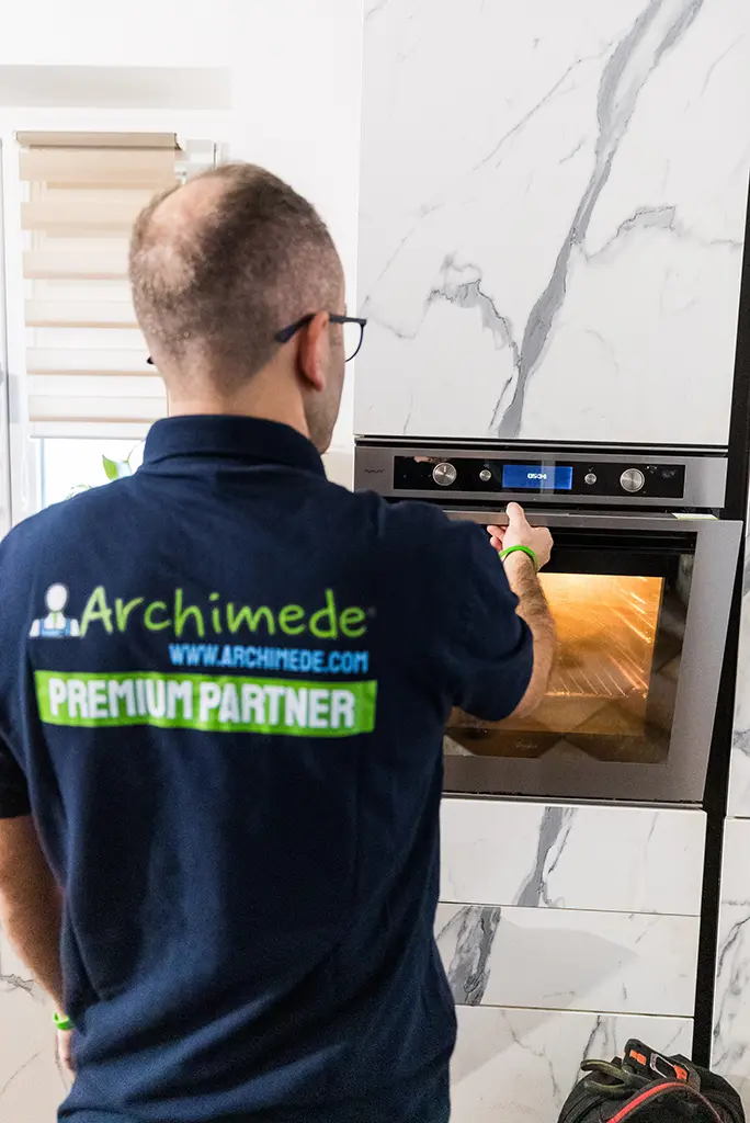Tecnico ARCHIMEDE ripara un forno a Brescia