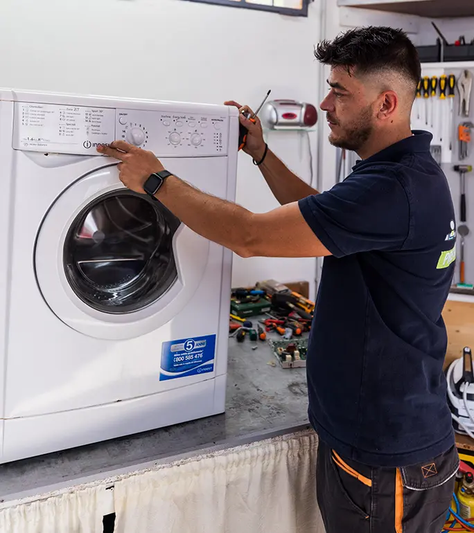 Tecnico ARCHIMEDE ripara un elettrodomestico Indesit a Brescia
