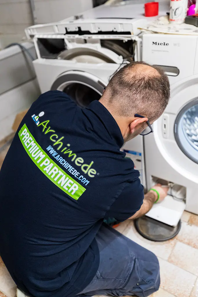 Tecnico ARCHIMEDE durante un intervento di assistenza Miele a Brescia