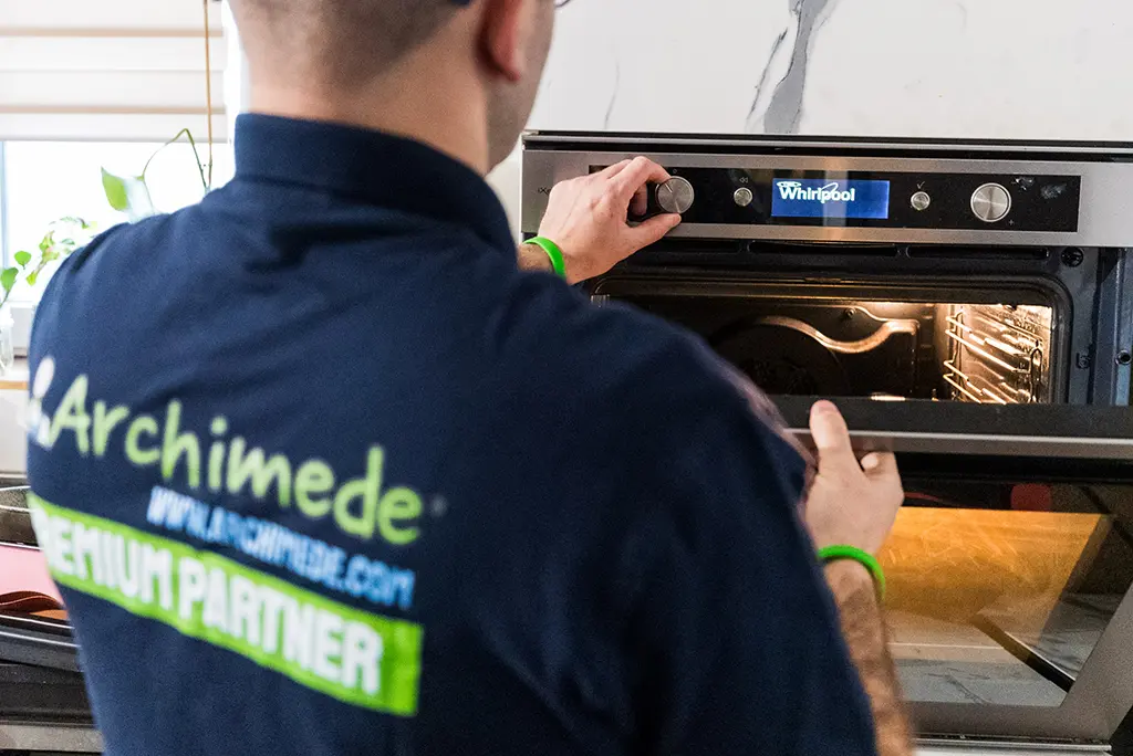 Tecnico ARCHIMEDE ripara un elettrodomestico Whirlpool a Brescia