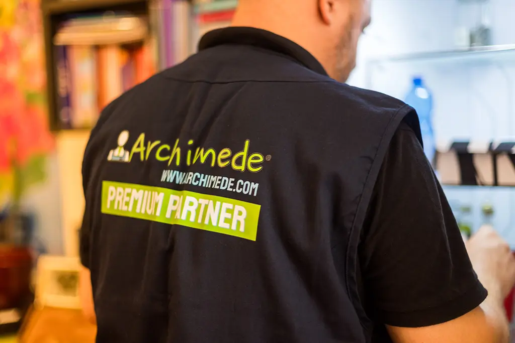 Tecnico ARCHIMEDE ripara un climatizzatore Daikin a Brescia