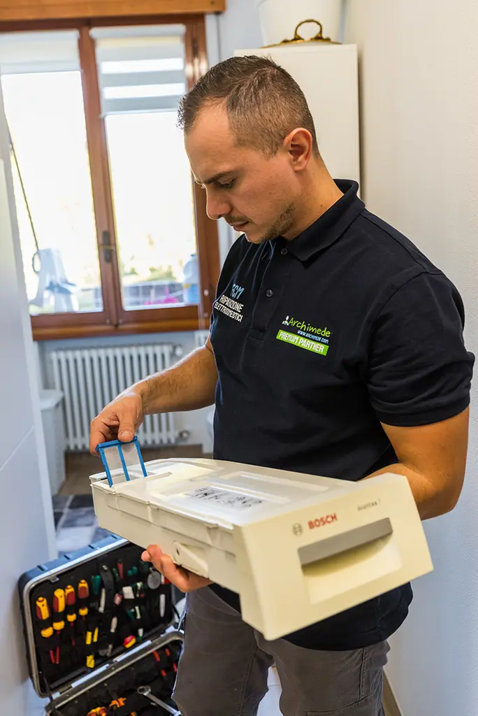 Tecnico ARCHIMEDE al lavoro su un elettrodomestico Bosch a Brescia