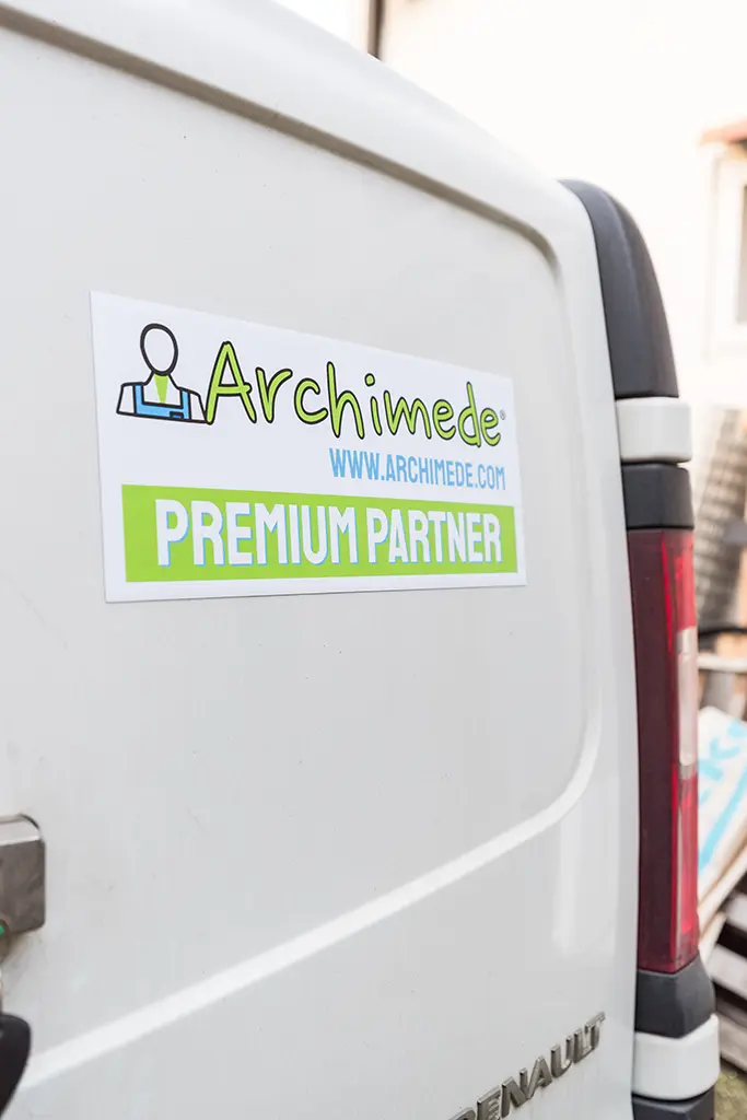 Tecnico ARCHIMEDE controlla i componenti interni di una lavatrice Hoover a Brescia