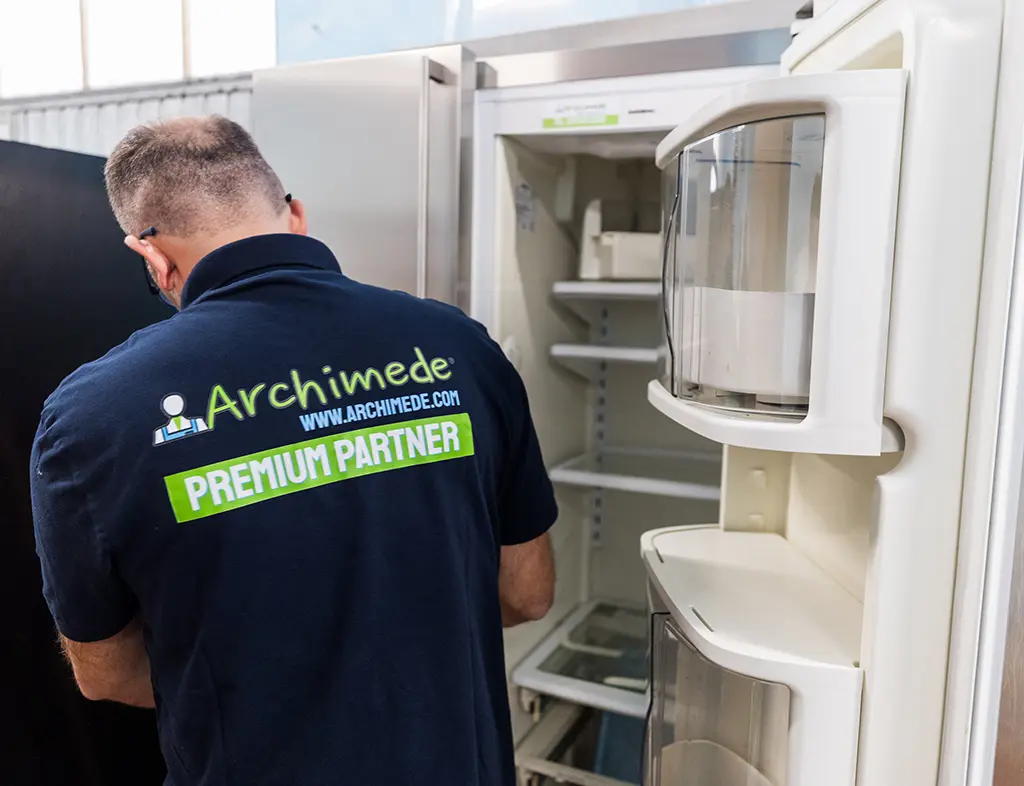 Tecnico ARCHIMEDE controlla il circuito di raffreddamento di un frigorifero a Brescia