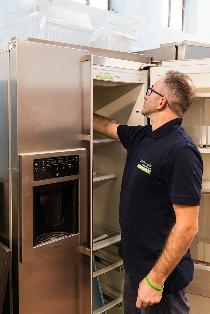 Tecnico ARCHIMEDE controlla i componenti interni di un elettrodomestico Gaggenau a Brescia