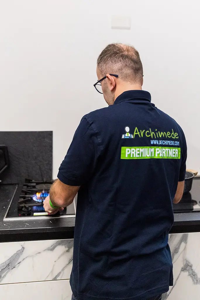 Tecnico ARCHIMEDE controlla i componenti interni di un elettrodomestico NEFF a Brescia