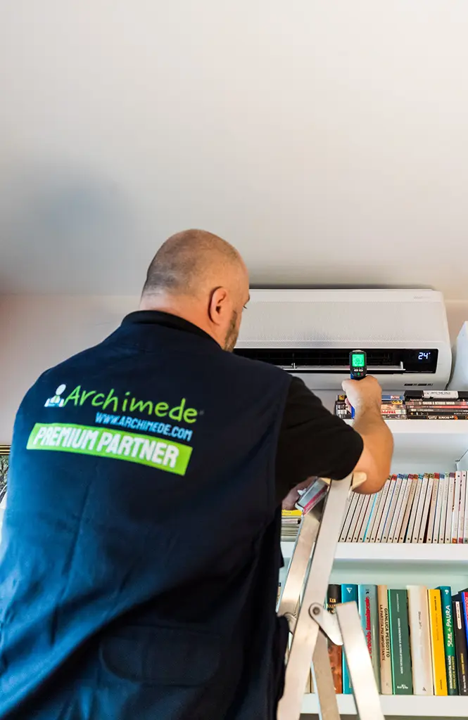 Tecnico ARCHIMEDE controlla l'unità esterna di un climatizzatore Daikin a Brescia