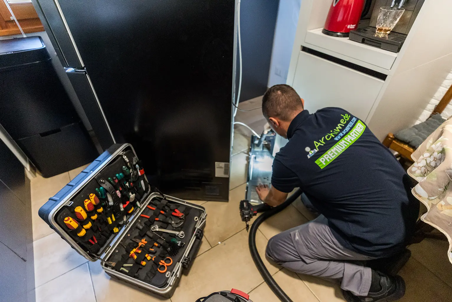 Frigorifero Rotto? 7 Segnali per Chiamare l'Assistenza a Napoli [Guida 2025]