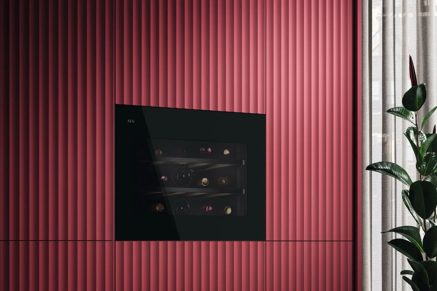Cantinetta vino AEG da incasso integrata in una parete premium accanto a una vetrata
