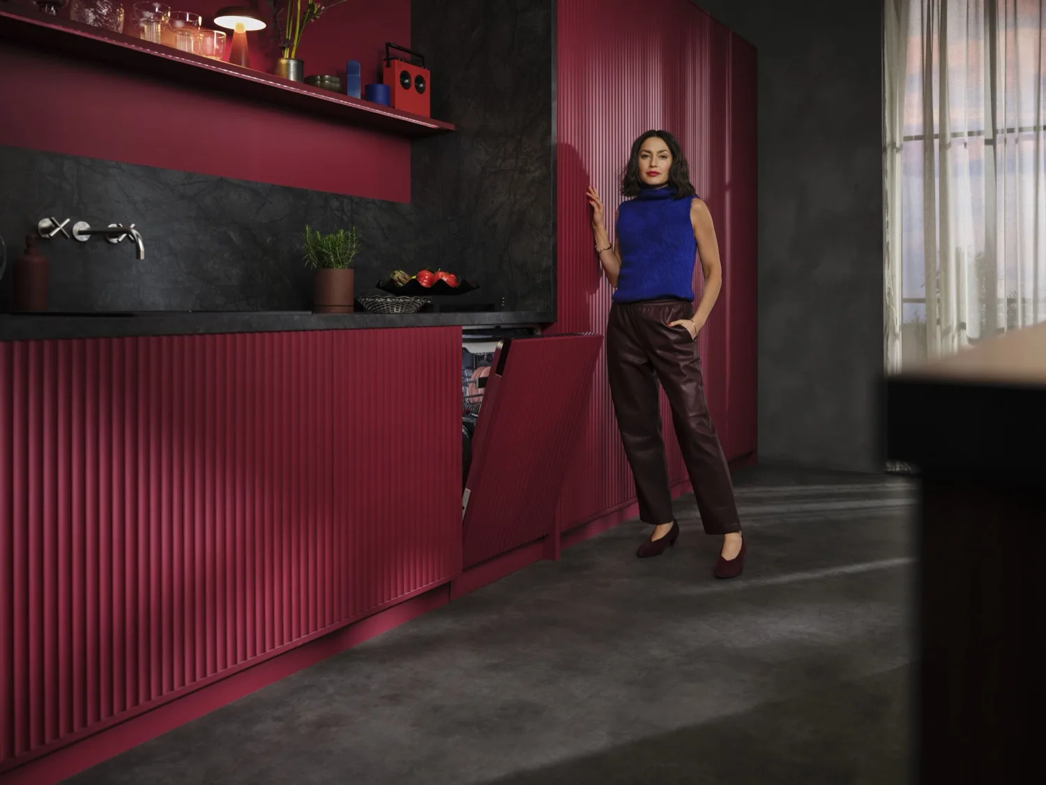Lavastoviglie AEG a incasso integrata in una cucina contemporanea dal design lineare