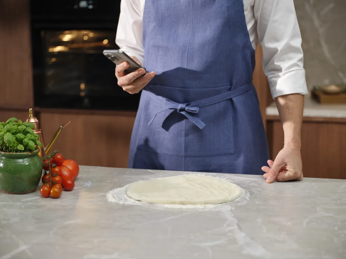 Preparazione dell'impasto della pizza seguendo le istruzioni dell'app del forno Electrolux