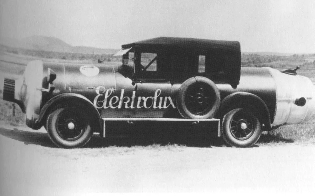 Automobile pubblicitaria con la scritta Elektrolux e la carrozzeria a forma di aspirapolvere, anni Venti