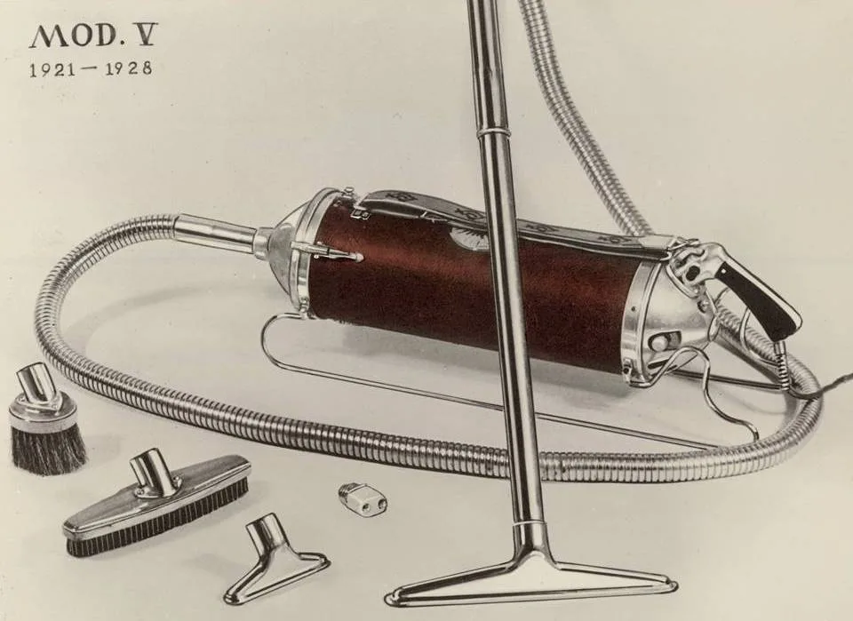 Aspirapolvere Electrolux Model V con tubo metallico, pattini e accessori in una pagina d'epoca