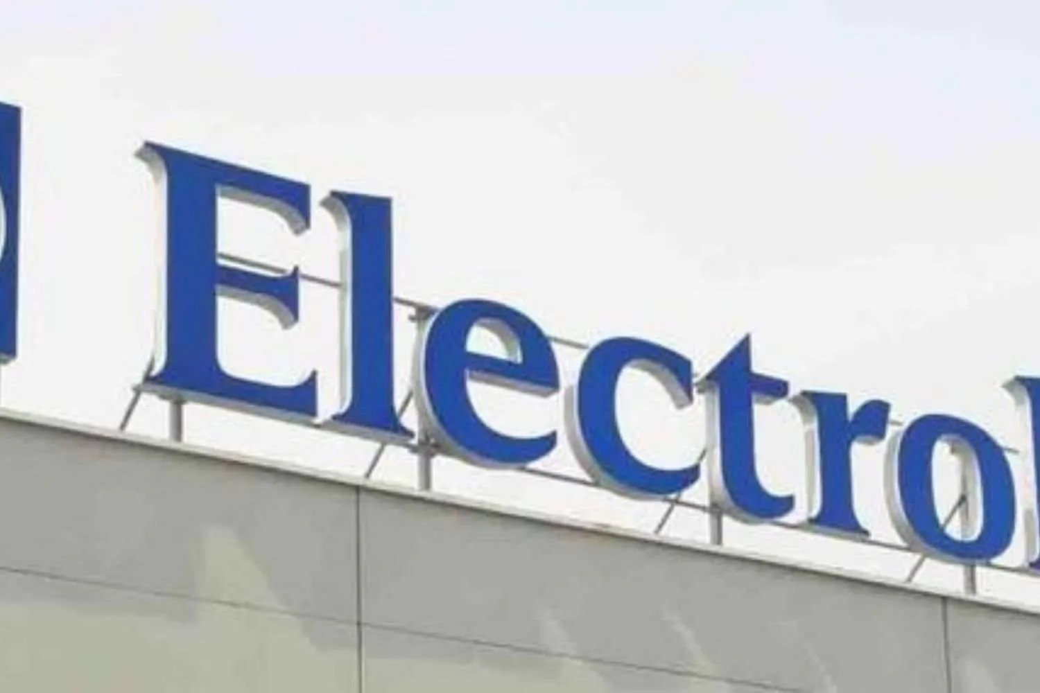 Troppo caldo: gli operai della Electrolux di Forlì incrociano le braccia