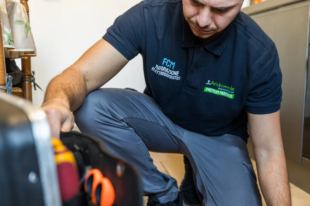 FCM Riparazione Elettrodomestici: assistenza a Modena e provincia, tecnico con la polo Archimede