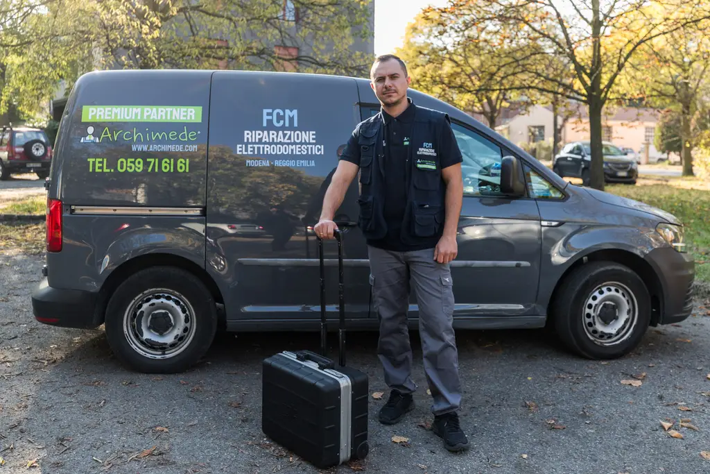 FCM Riparazione Elettrodomestici a Modena: il tecnico Eugen al lavoro