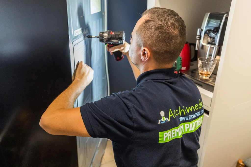 Riparazione frigorifero LG a Modena: tecnico FCM al lavoro