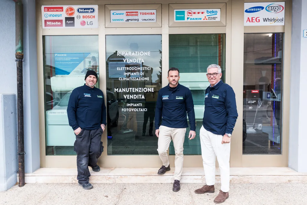Sede di MT Servizi a Trevignano (TV): vetrina e team davanti all'ingresso