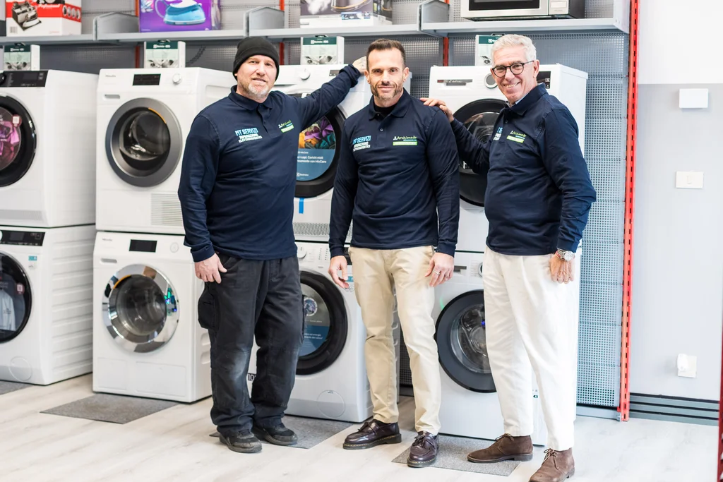 Il team di MT Servizi all'interno del negozio di Trevignano