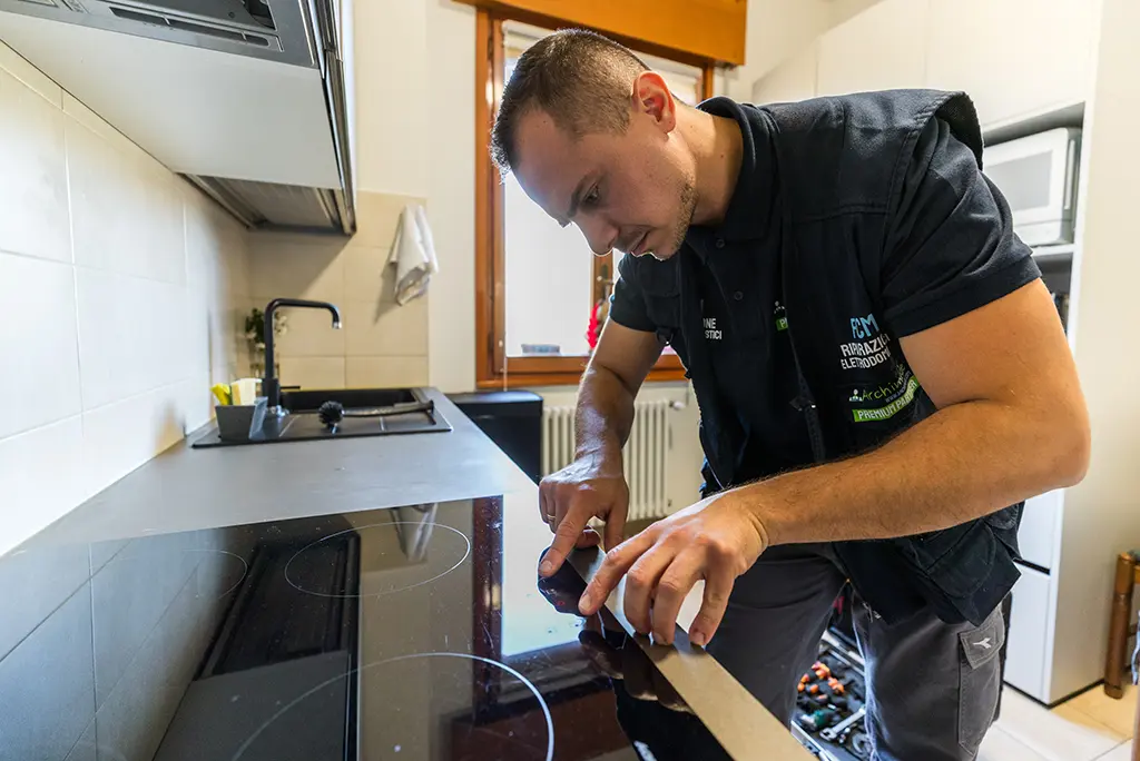 Piano Cottura a Gas vs Induzione: La Guida Definitiva 2025