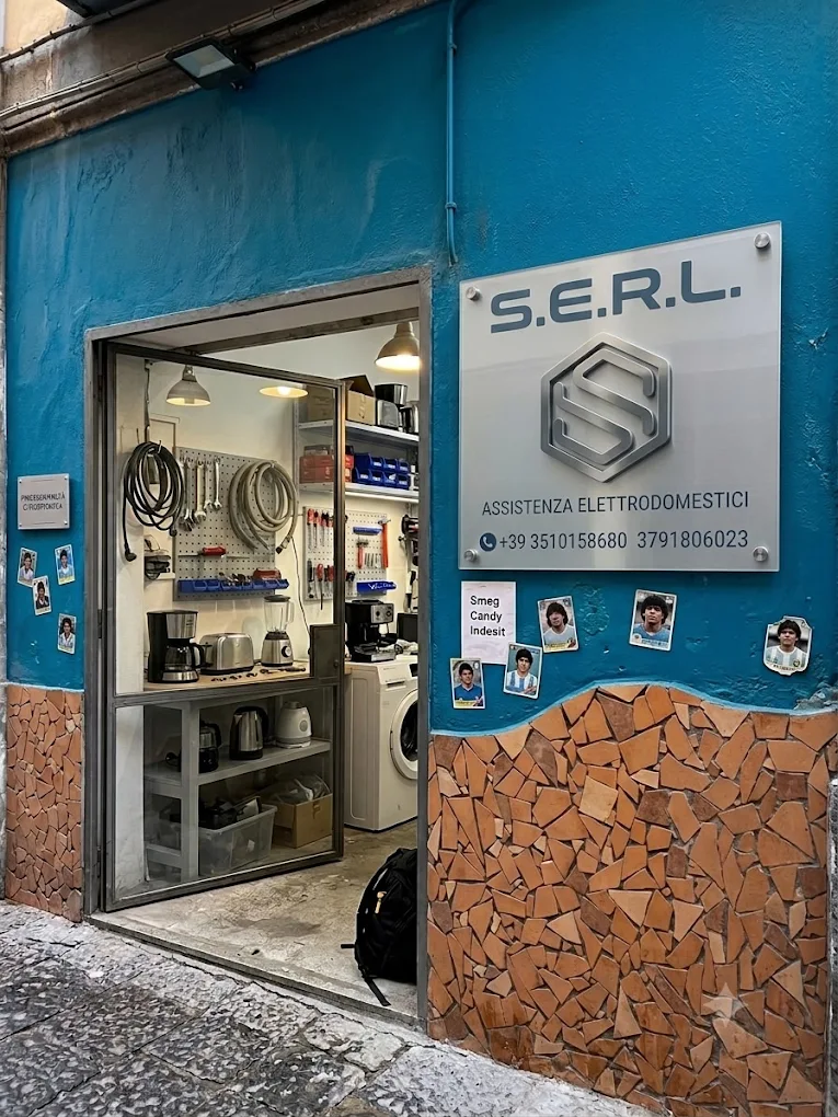 Sede S.E.R.L. a Napoli: ingresso dell'officina di assistenza elettrodomestici