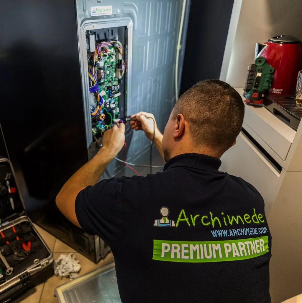 Test e riparazione della scheda elettronica di un elettrodomestico a Napoli