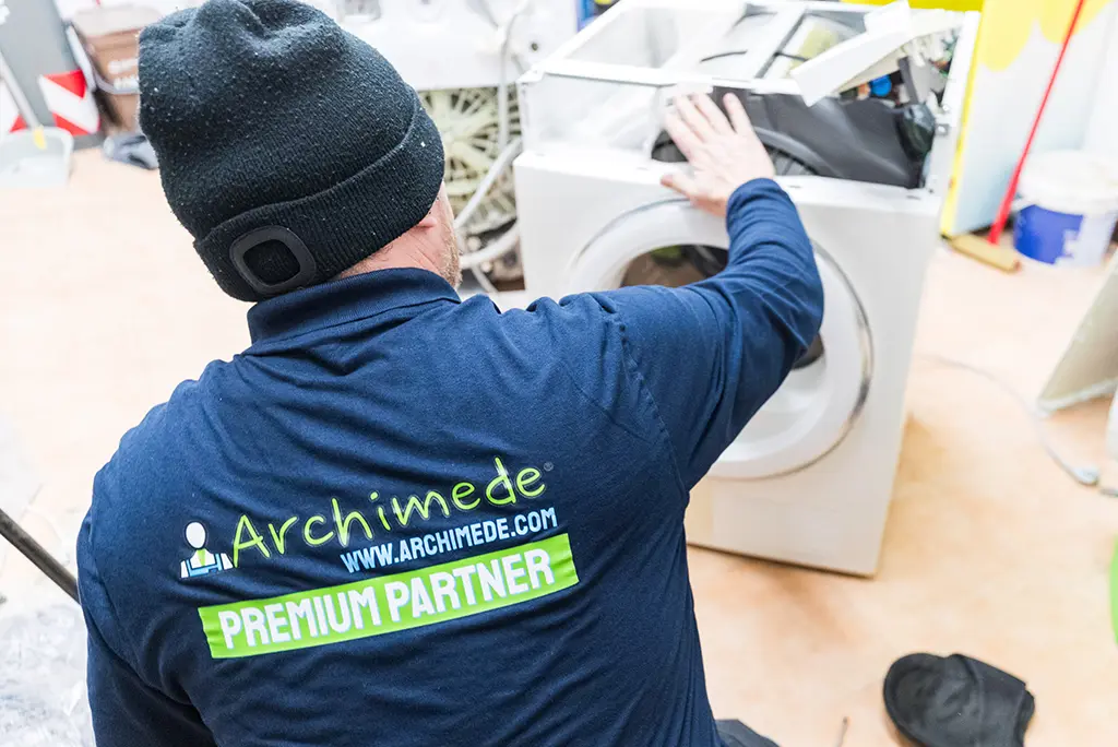 Tecnico del network Archimede durante un intervento