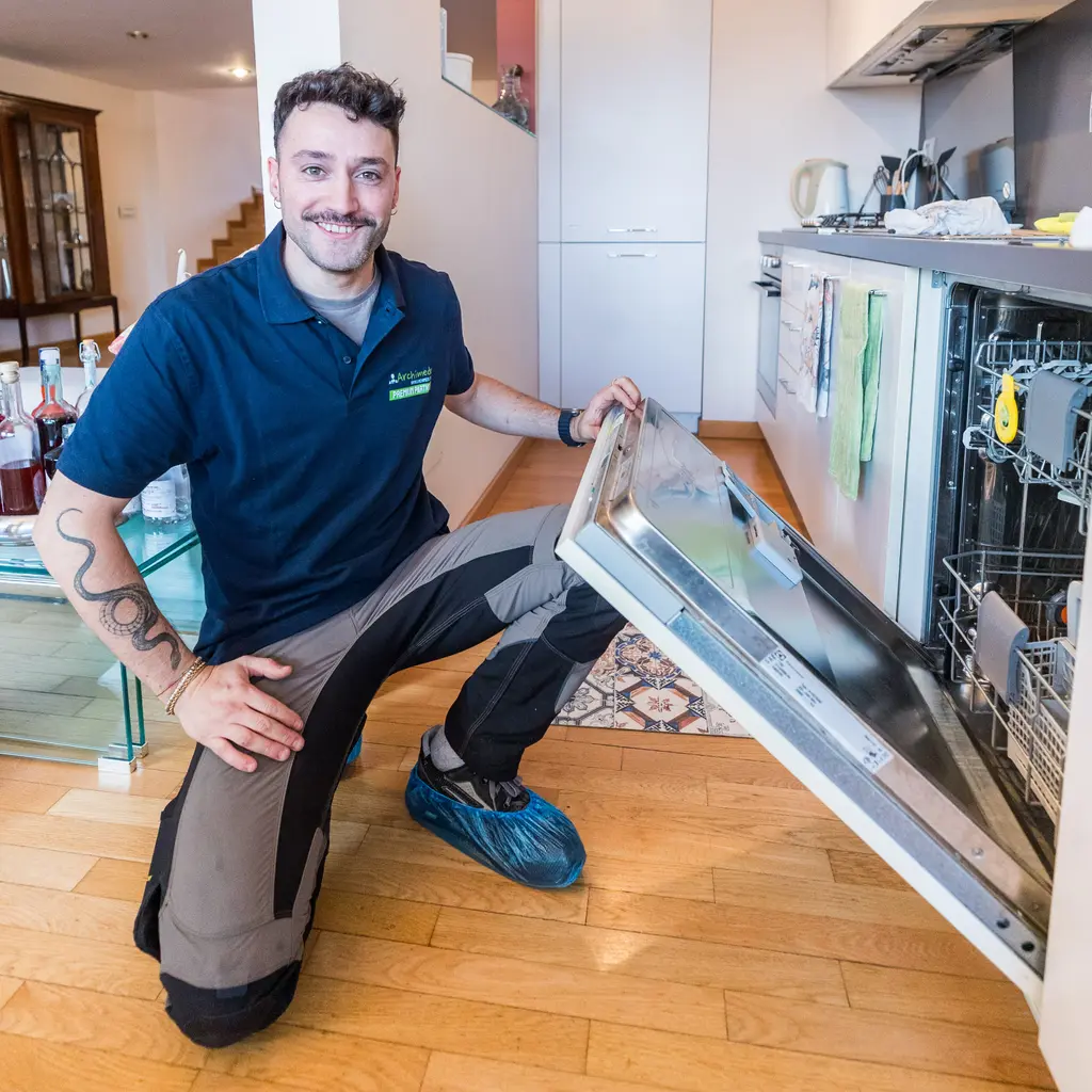 Tecnico Archimede durante la riparazione di una lavastoviglie Bosch