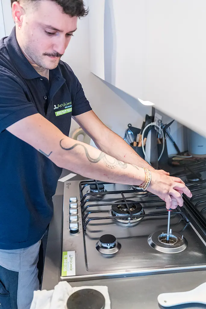 Tecnico Archimede ripara piano cottura a gas - Roma