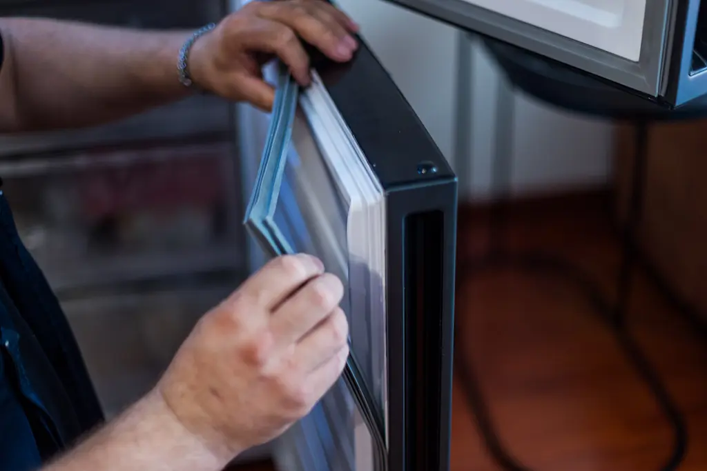 Esecuzione del test del foglio di carta per verificare la tenuta della guarnizione del frigorifero