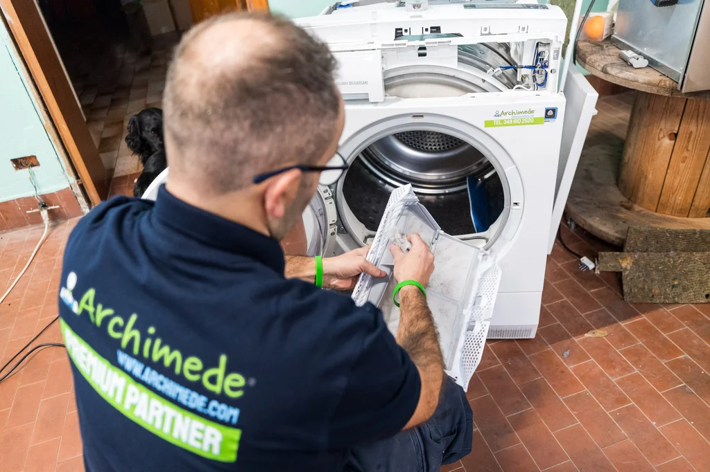 Riparazione asciugatrice Electrolux a Verona: il tecnico Albi di KMA al lavoro