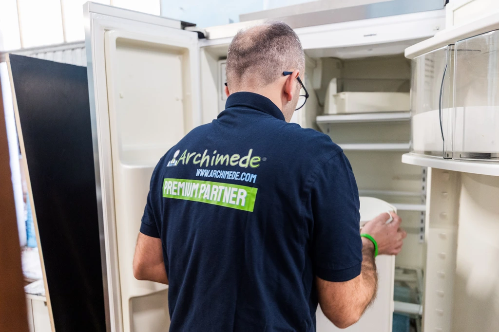 Riparazione frigorifero Gaggenau a Verona: il tecnico Albi di KMA al lavoro