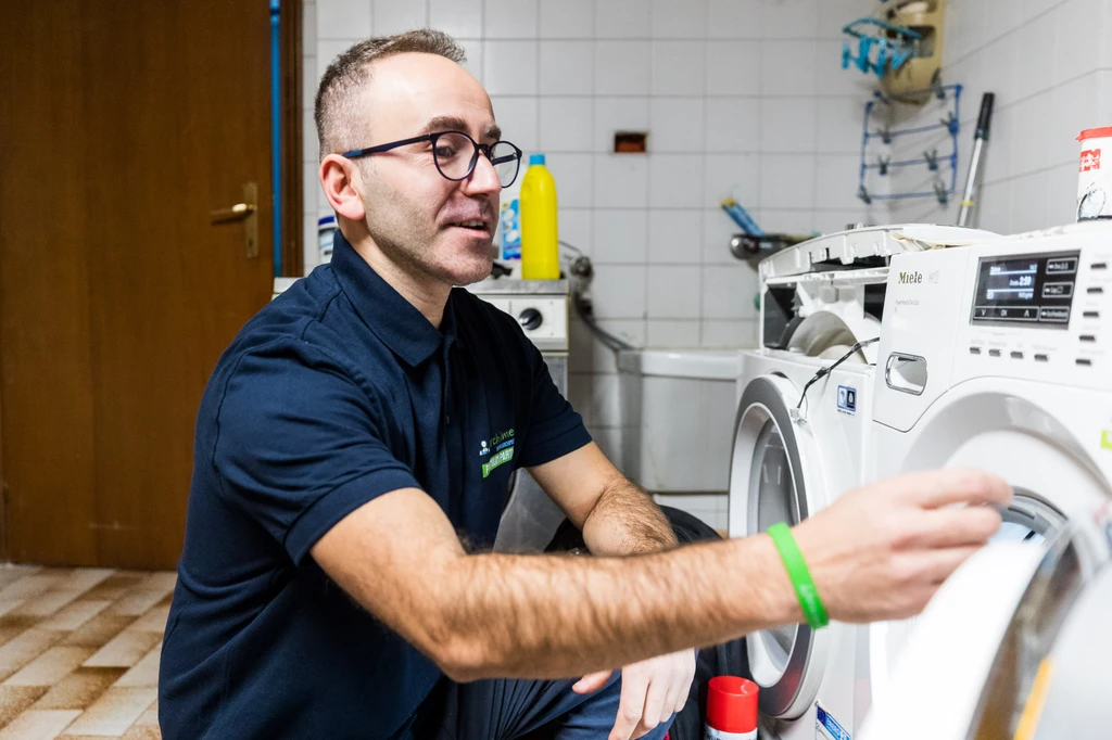 Riparazione lavatrice Miele a Verona: il tecnico Albi di KMA al lavoro