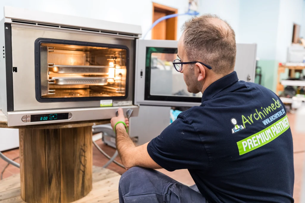 Riparazione forno Gaggenau a Verona: il tecnico Albi di KMA al lavoro